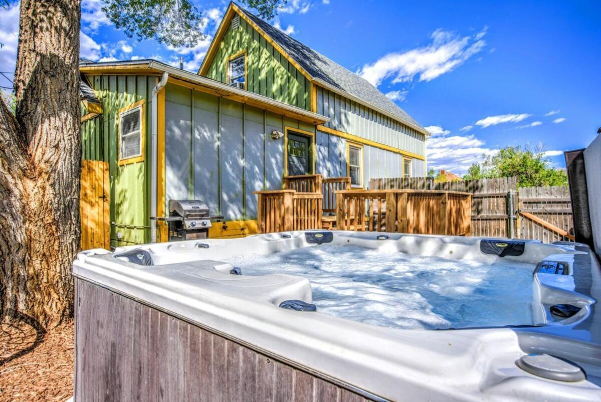 הוילה קולורדו ספרינגס The Vibrant Victorian Hot Tub & Fire Pit In Occ מראה חיצוני תמונה